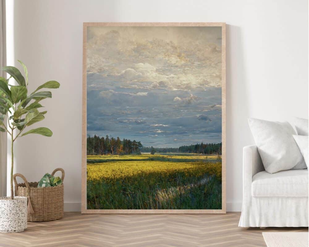 ציור ממוסגר שכותרתו "תמונה לחדר שינה נוסח ציור וינטג' שמיים מעוננים וחורשה" נשען על קיר לבן בחדר מודרני. היצירה מתארת שדה נופי בשעת בין ערביים עם שמיים מעוננים. עציץ יושב על הרצפה משמאל, וחלק מספה אפורה נראה מימין.