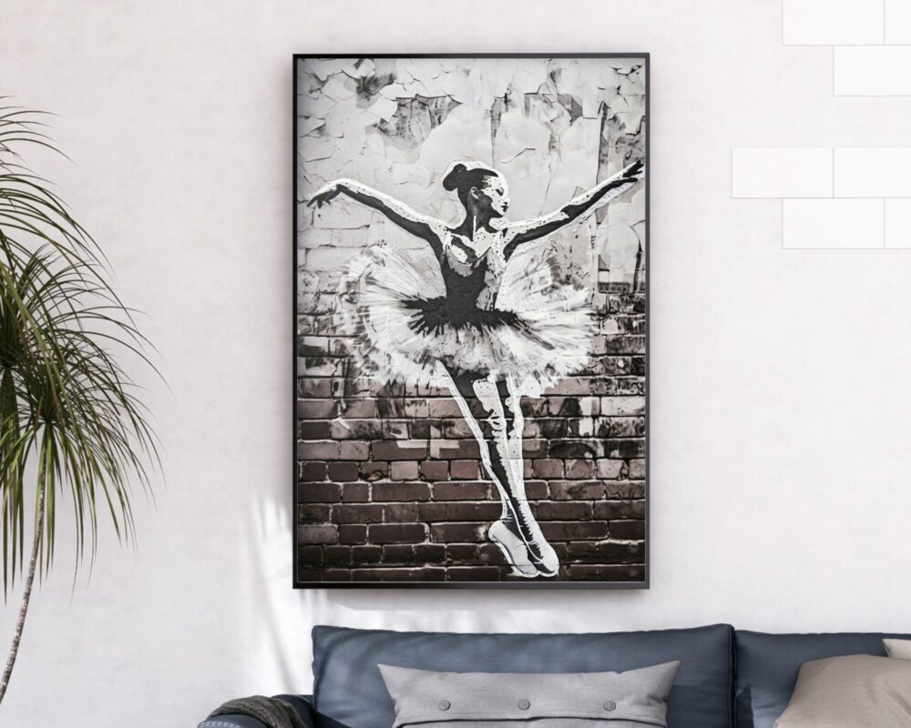 ציור ממוסגר בשחור-לבן, שכותרתו "תמונה לחדר נוער נוסח גרפיטי בלרינה בעיצוב בנקסי", מציג בלרינה בטוטו, מונחת על רגל אחת עם ידיים מושטות בחן. הוא תלוי על קיר לבן עם רקע עם צבע מתקלף ודוגמת לבנים. מתחת לציור נראים חלקי צמח וספה כחולה מעוטרת כריות.