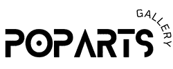 התמונה כוללת לוגו של "POPARTS GALLERY." המילה "POPARTS" היא באותיות מודגשות באותיות גדולות עם 'O' מסוגנן עם נקודה במיקום מרכזי. המילה "GALLERY" כתובה בגופן קטן יותר ומקושתת מעל האותיות "R" ו-"T" ב"POPARTS". שילוב האסתטיקה של פופארטס