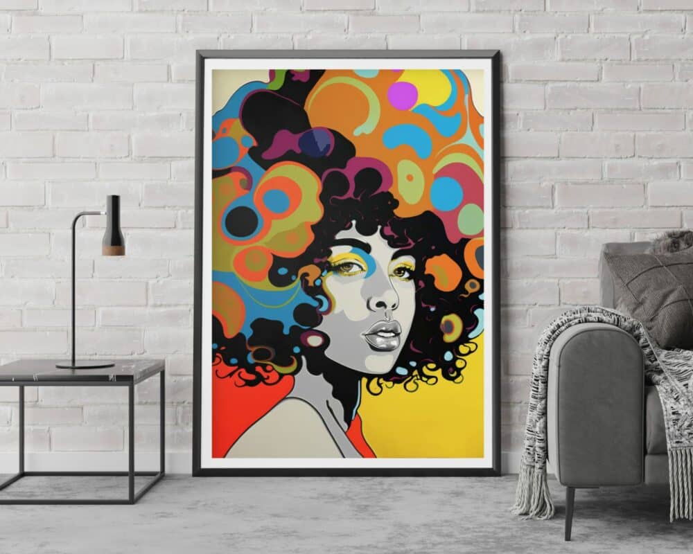 ציור צבעוני ממוסגר בשם "תמונה לחדר נוער נוסח רטרו אישה עם אפרו צבעוני" המתאר פנים של אישה עם אפרו מופשט, בדוגמת חיה, תלוי על קיר לבנים לבן. היצירה מוצגת מעל שולחן צד שחור קטן עם מנורה ולצד ספה אפורה עם שמיכה עטופה על משענת היד.