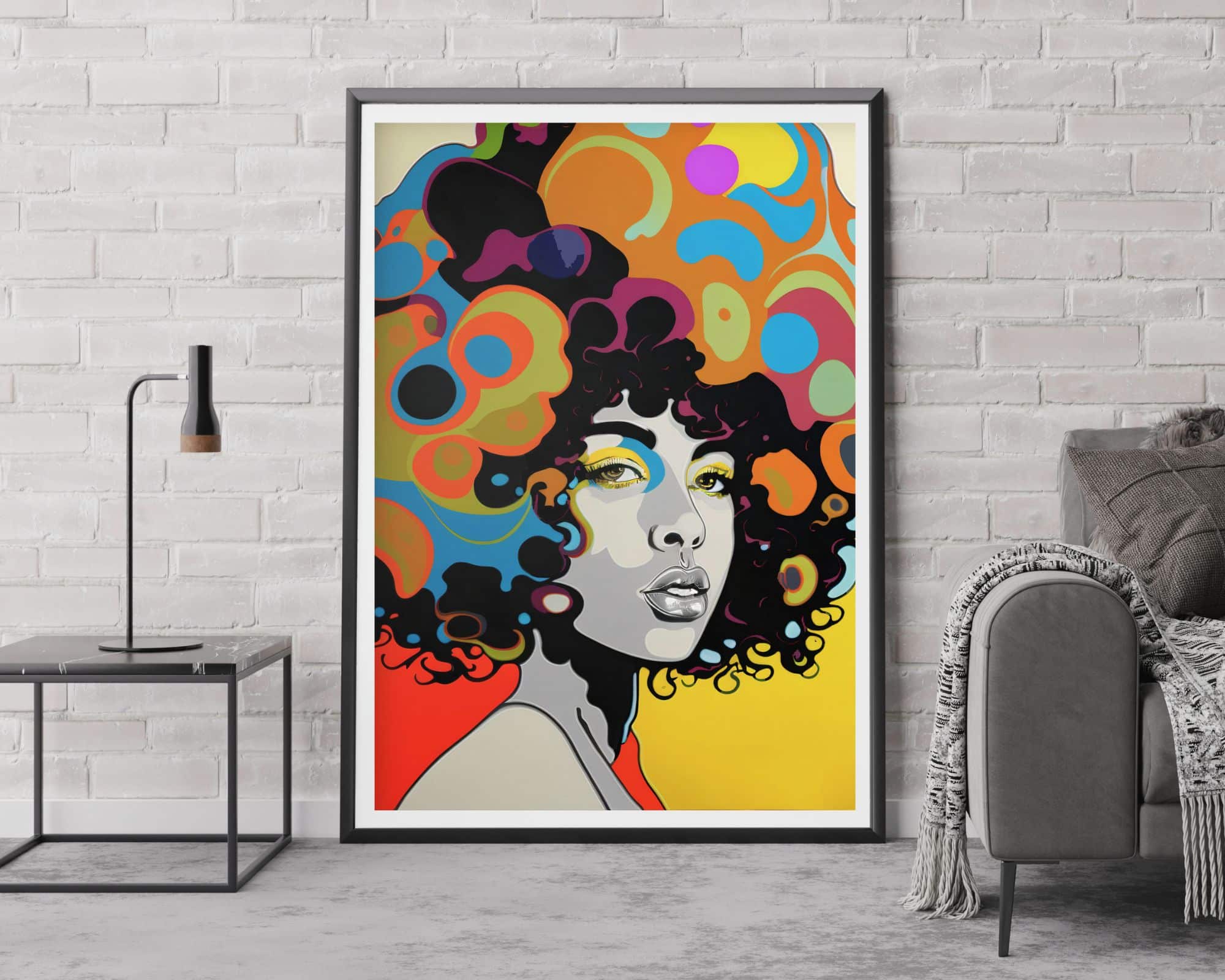 9244mo1 ציור צבעוני ממוסגר בשם "תמונה לחדר נוער נוסח רטרו אישה עם אפרו צבעוני" המתאר פנים של אישה עם אפרו מופשט, בדוגמת חיה, תלוי על קיר לבנים לבן. היצירה מוצגת מעל שולחן צד שחור קטן עם מנורה ולצד ספה אפורה עם שמיכה עטופה על משענת היד.