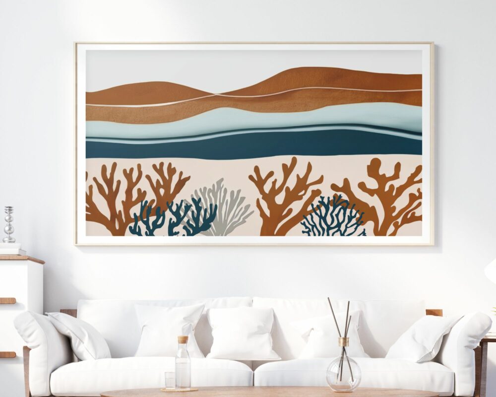 בסלון מינימליסטי, יצירת אמנות מודרנית ממוסגרת בוהו-שיק בשם "תמונה לחדר שינה מעל המיטה נוסח בוהו שיק אלמוגים וגלים בצבע כחול וחום" תלויה על קיר לבן מעל ספה לבנה המעוטרת בכמה כריות לבנות. יצירות האמנות מציגות קווים גליים בגווני חום, כחול ובז', עם צורות דמויות אלמוגים בחזית.