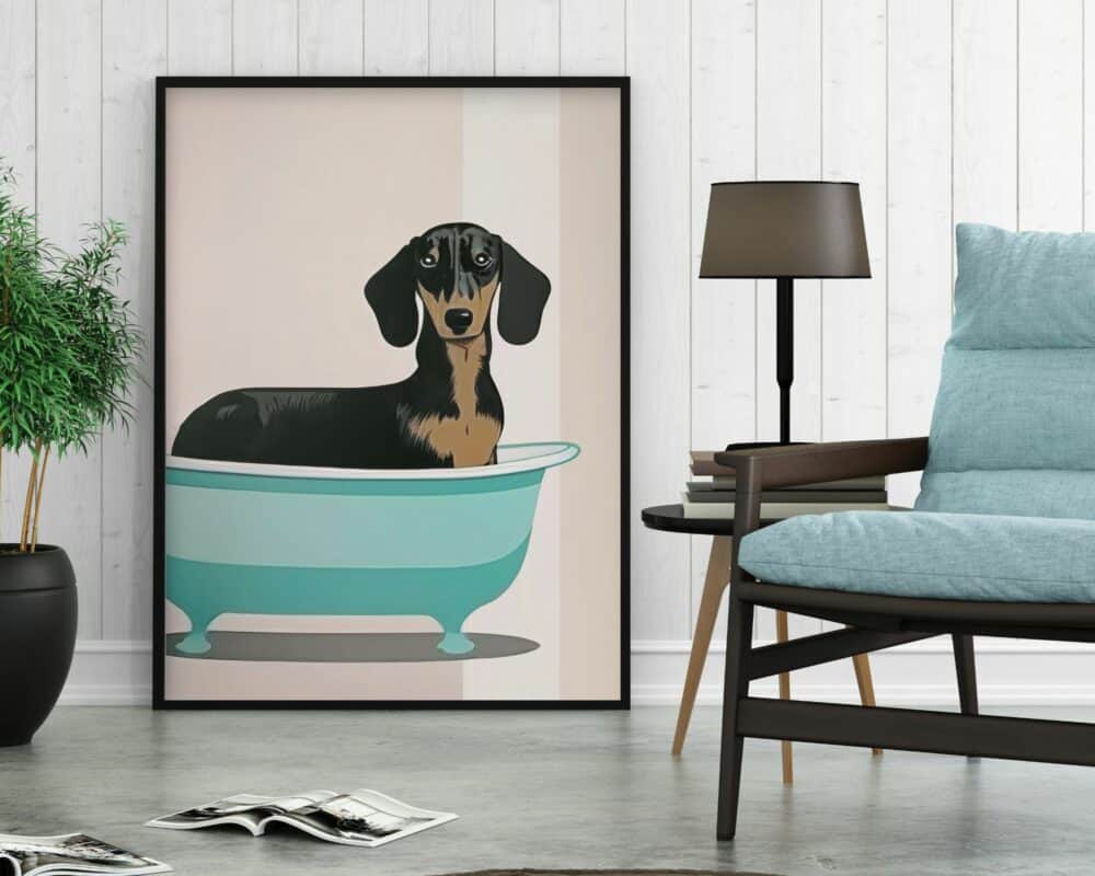 תמונה ממוסגרת לסלון נוסח מיד סנצ'ורי מודרנית של כלב תחש (כלב נקניק) בתוך המבנה מושענת על קיר עץ לבן. הסצנה היא חלק ממערך סלון מודרני הכולל עציץ משמאל, מנורה עומדת, כיסא מרופד עם כריות ומגזין פתוח פרוס על הרצפה.