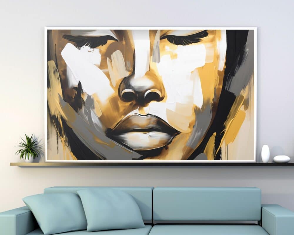 ציור מופשט תוסס של פנים בגווני זהב ושחור, הכותרת "תמונה מעל הספה נוסח גרפיטי פורטרט של אישה בצבעי זהב שחור", תלוי על קיר מעל ספה מודרנית בצבע תכלת. היצירה כוללת עיניים עצומות ושפתיים מלאות, המעבירות הבעה שלווה. מדף נמוך מתחת לציור מכיל פריטים דקורטיביים קטנים.