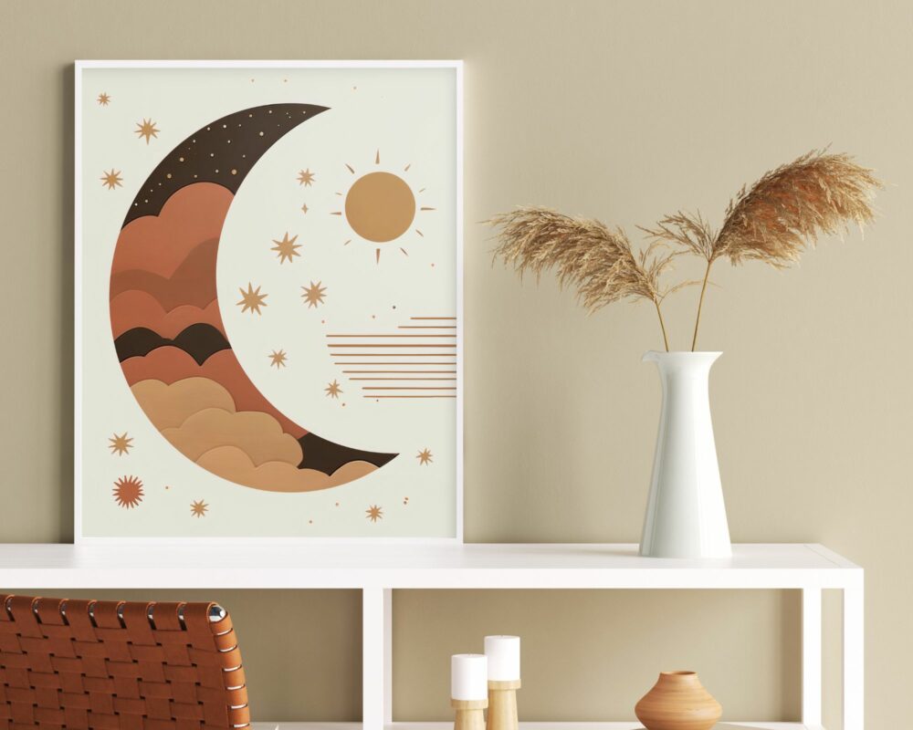 יצירת אמנות ממוסגרת בשם "תמונה לחדר שינה בעיצוב בוהו שיק ירח מוקף בכוכבים", הכוללת סהר מסוגנן עם צורות מופשטות ושמש מוקפת כוכבים, מוצגת על מדף לבן. לידו אגרטל לבן ובו דשא גבוה ומיובש. קיר הרקע בצבע בז', וכסא ארוג בצבע חום נראה חלקית.