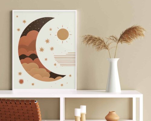 יצירת אמנות ממוסגרת בשם "תמונה לחדר שינה בעיצוב בוהו שיק ירח מוקף בכוכבים", הכוללת סהר מסוגנן עם צורות מופשטות ושמש מוקפת כוכבים, מוצגת על מדף לבן. לידו אגרטל לבן ובו דשא גבוה ומיובש. קיר הרקע בצבע בז', וכסא ארוג בצבע חום נראה חלקית.