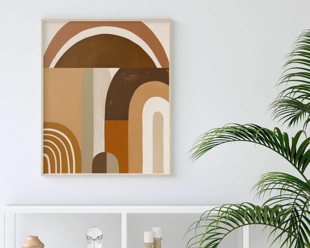 הדפס אמנות לחדר שינה בוהו-שיק ממוסגר הכולל צורות וקווים בגווני חום, בז' וכתום תלוי על קיר לבן. מתחתיו מדף לבן מעוטר בפריטי נוי כמו נרות וצמח, כאשר צמח עלים ירוק נראה חלקית בצד ימין.