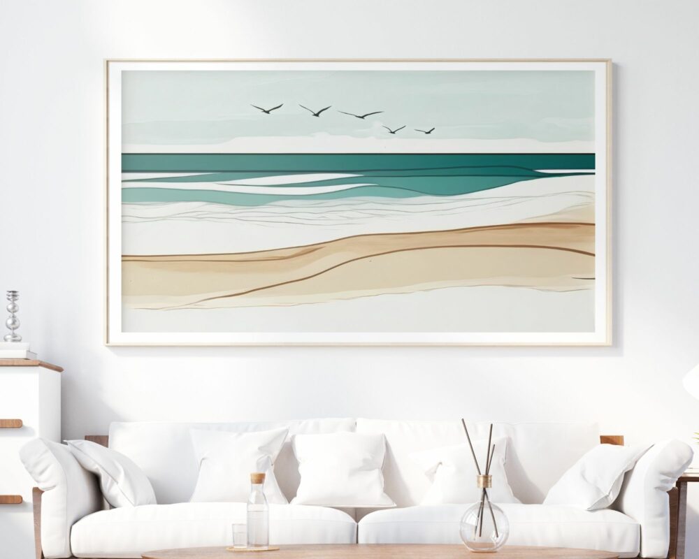 סלון מינימליסטי כולל ספה לבנה עם כריות לבנות, שולחן קטן מעוגל עם בקבוק ומפזר לחדר. ציור מודרני גדול בסגנון בוהו-שיק, המתאר גלים שלווים על החוף, תלוי על הקיר הלבן מעל הספה.