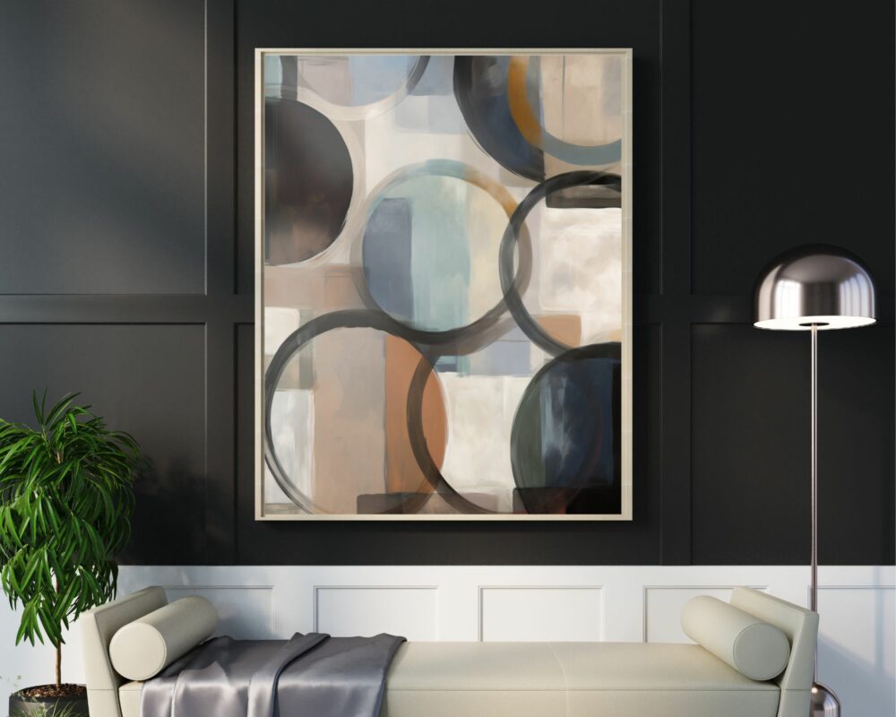 סלון מודרני מציג את "תמונה למשרד נוסח אבסטרקט עיגולים" ציור מופשט גדול עם צורות מעגליות חופפות בגוונים עמומים של כחול, חום ובז'. החדר כולל ספסל מרופד, עציץ ירוק ומנורת רצפה בגימור מתכתי על רקע קירות מצופים כהים.