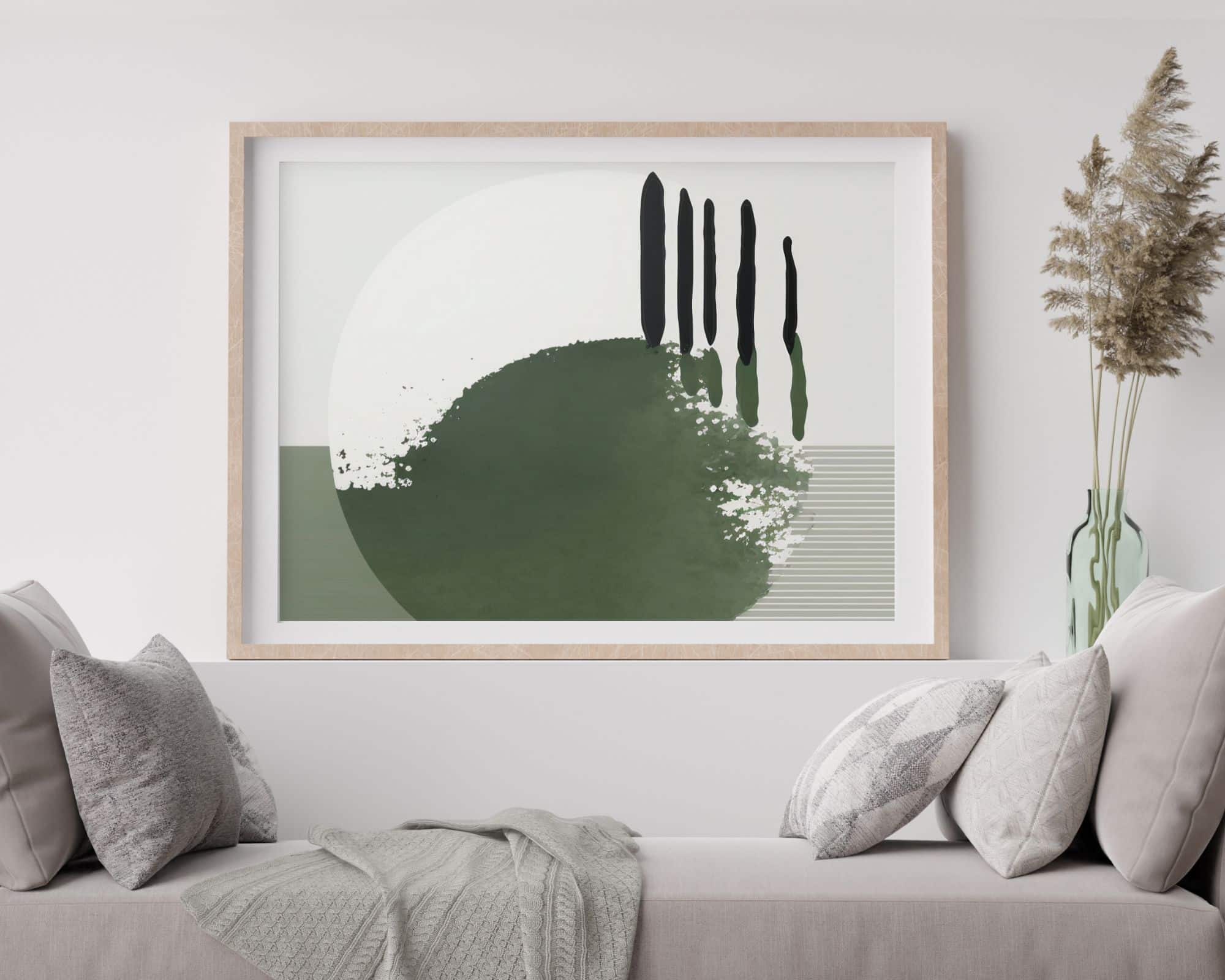 9331mo1 עיצוב החדר המינימליסטי מציג יצירת אמנות מופשטת ממוסגרת שכותרתה "תמונה לחדר שינה מעל המיטה נוסח מיניסטי עיגול בצבעי מים בגווני ירוק" על קיר לבן, הכולל עיגולים בצבעי מים ירוקים. מתחת ליצירות האמנות יושבת ספה עם כריות בצבע אפור בהיר. הוספת מגע טבעי לחלל הוא אגרטל צר מלא בדשא יבש גבוה.