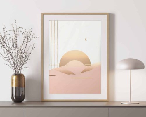 הדפס אמנות ממוסגר מינימליסטי שכותרתו "תמונה לחדר שינה נוסח מינימליסטי זריחה מעל ההר בורוד עדין וזהב" המתאר שמש מסוגננת שוקעת מאחורי גבעות מופשטות תלויה על קיר לבן. לצד האמנות יש מנורת שולחן מודרנית ואגרטל עם ענפים עדינים, כולם מונחים על שולחן קונסולה אפור ואלגנטי.