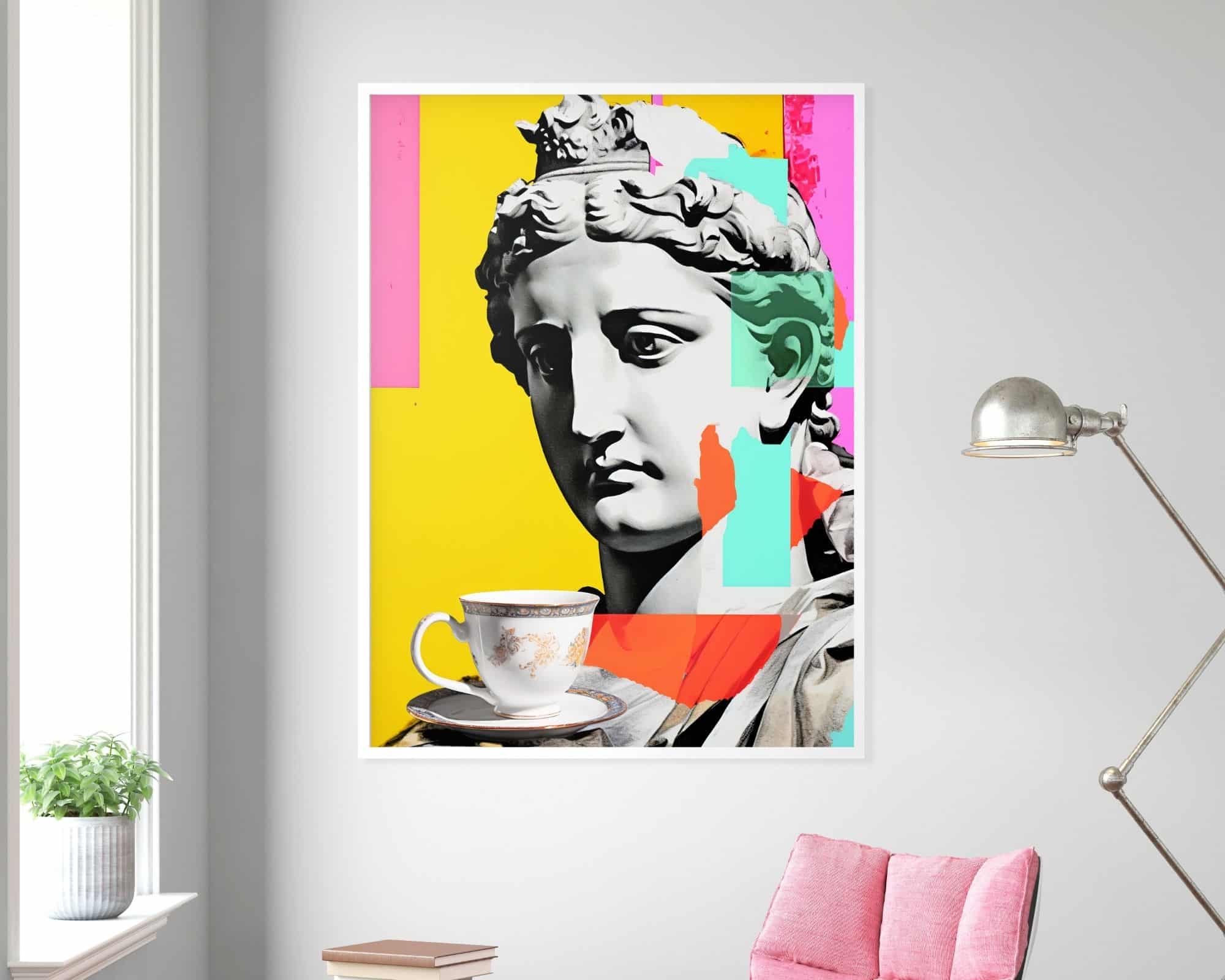 9337mo1 "תמונה לחדר נוער נוסח פופ ארט פסל רומי אישה שותה תה" הוא הדפס אמנות מודרני וצבעוני המתאר את פניו של פסל קלאסי המעוטר בצורות בהירות ומופשטות. הפסל מוצב לצד ספל תה לבן וצלוחית. היצירה ממוסגרת, ויש עציץ, מנורה וכרית ורודה בקרבת מקום.