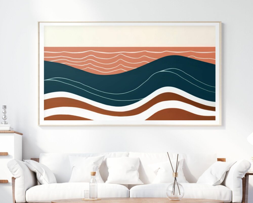 סלון מינימליסטי כולל ספה לבנה עם כריות לבנות, שולחן קפה מעץ בהיר וארון לבן. על הקיר שמעל הספה תלוי "תמונה לחדר שינה מעל המיטה נוסח בוהו שיק גלים וקווים בצבעי כחול וטרקוטה", ציור מופשט גדול של קווים גליים בגווני כחול וטרקוטה. מפזר קנים מונח על השולחן.