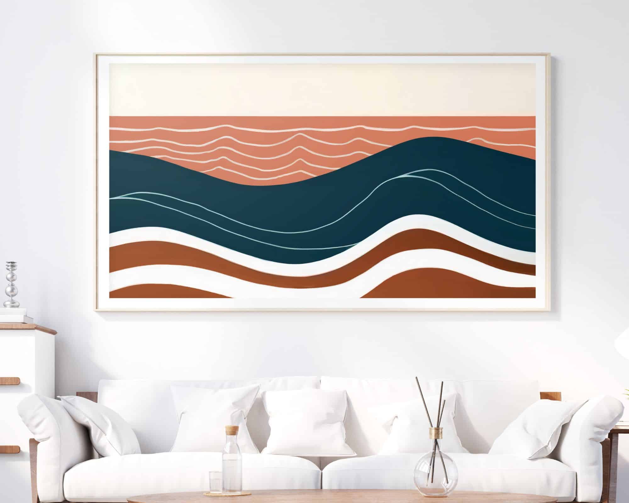 2334mo1 סלון מינימליסטי כולל ספה לבנה עם כריות לבנות, שולחן קפה מעץ בהיר וארון לבן. על הקיר שמעל הספה תלוי "תמונה לחדר שינה מעל המיטה נוסח בוהו שיק גלים וקווים בצבעי כחול וטרקוטה", ציור מופשט גדול של קווים גליים בגווני כחול וטרקוטה. מפזר קנים מונח על השולחן.