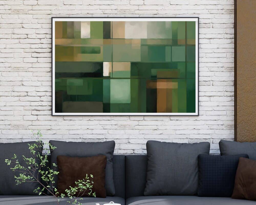 ציור מופשט ממוסגר הכולל צורות גיאומטריות ירוקות תלוי על קיר לבנים לבנים. מתחת, ספה אפורה כהה עם כריות חומות ואפורות יושבת על הקיר. צמח קטן עם ענפים עדינים מוצב מול הספה.