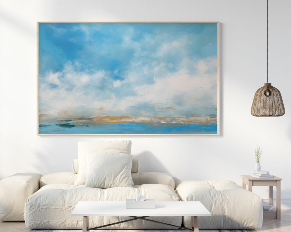 סלון מודרני כולל ציור מופשט גדול שכותרתו "תמונה לחדר שינה מעל המיטה נוסח אבסטרקטי נוף ים עם שמיים מעוננים" עם גווני כחול ולבן מעל ספה לבנה נמוכה וקטיפה. הספה מעוטרת בכריות לבנות, ומולה יושב שולחן קפה לבן מינימליסטי. תאורת תליון נצרים ושולחן צד קטן עם אגרטל משלימים את החלל.