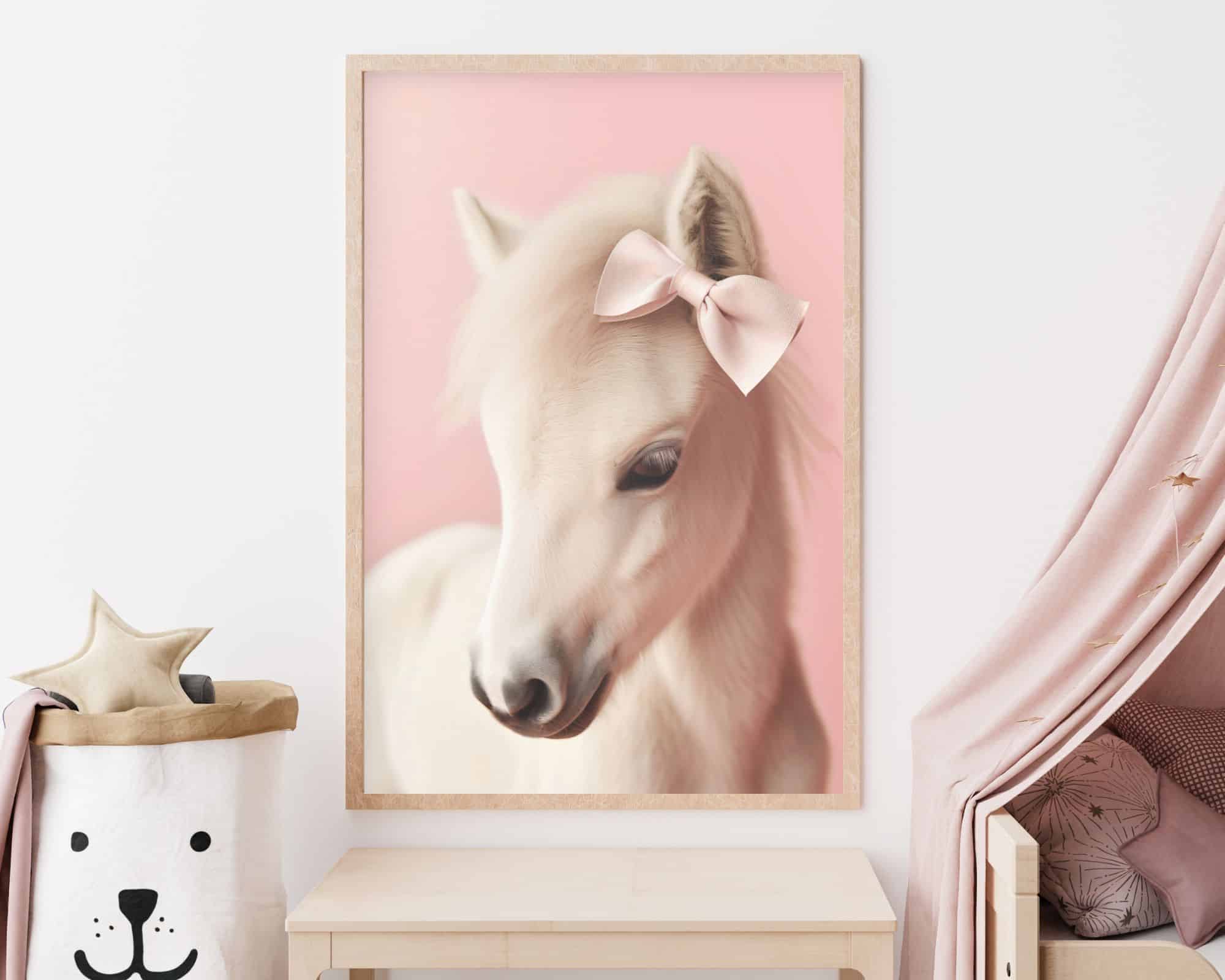 9273mo1 תמונה ממוסגרת של סוס בייבי (סייח) עם פפיון בורוד עדין תלויה על הקיר. לצדו יש סל אחסון בעיצוב פנים דובי, המכילה כריות בצורת כוכב. וילון ורוד מכסה חלקית רהיט חום.