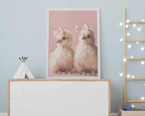 ⁦זוג אפרוחים בייבי עם פפיונים על רקע ורוד עדין⁩ – תמונה ⁦5⁩