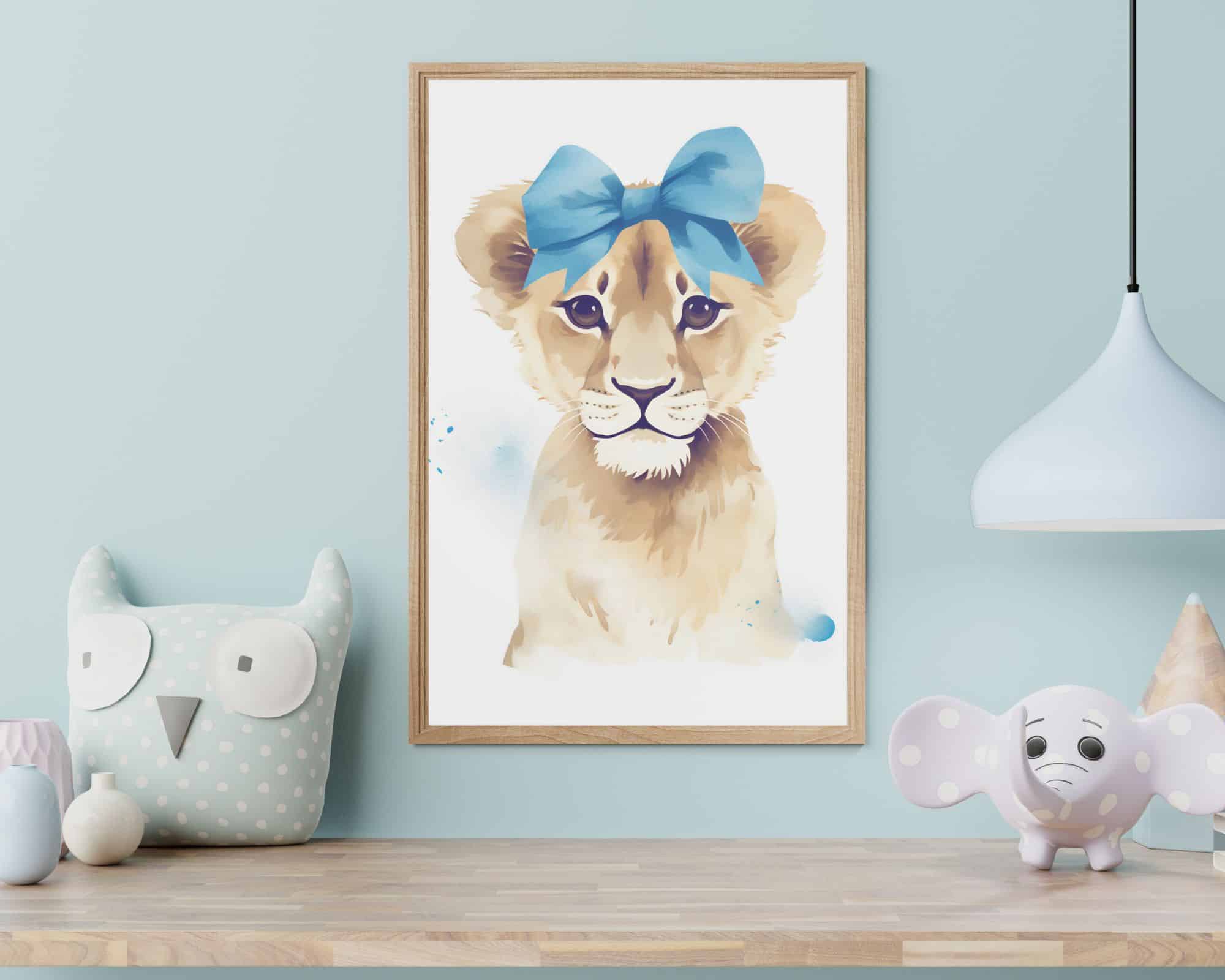 9277mo1 קיר חדר ילדים כולל ציור בצבעי מים ממוסגר שכותרתו "אריה בייבי עם פפיון תכלת עדין בצבעי מים", המתאר תינוק אריה עונד קשת כחולה גדולה. הקיר בצבע תכלת, ומתחת לציור יש מדף עם צעצועים רכים, ביניהם ינשוף מנוקדת ופיל. מנורה לבנה מודרנית תלויה בקרבת מקום.