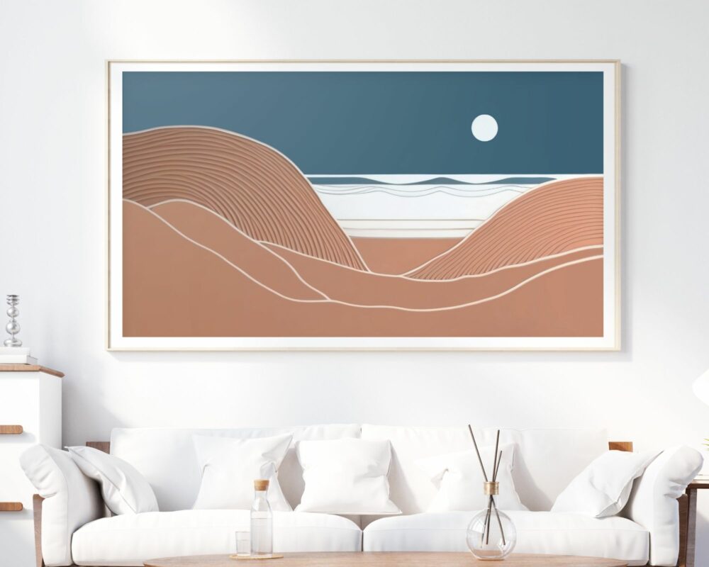 סלון מודרני כולל יצירת אמנות מופשטת גדולה ממוסגרת, שכותרתה "תמונה לחדר שינה מעל המיטה נוסח בוהו שיק ירח מלא מעל חוף ים", מעל ספה לבנה עם כריות לבנות. היצירה מתארת נוף מינימליסטי עם קווים מתעקלים בגווני אדמה המייצגים גבעות, שמיים כחולים ושמש או ירח לבנים.