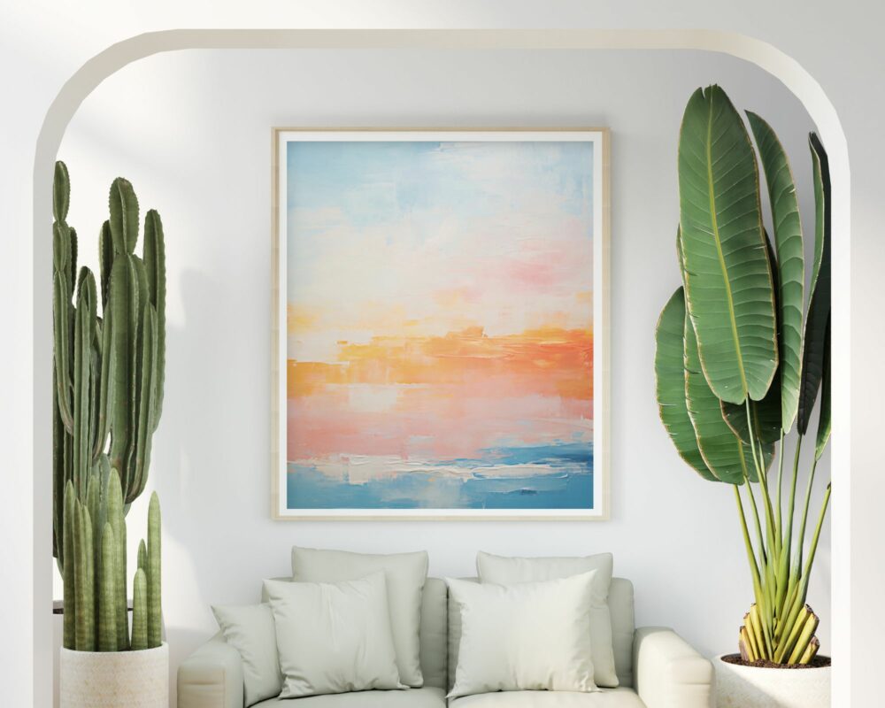 סלון מודרני כולל ציור גדול, תמונה לחדר שינה נוסח אבסטרקטי שקיעה מעל אוקיינוס, עם גווני פסטל רכים של כחול, ורוד וכתום על הקיר. שני קקטוסים גבוהים משמאל, ושני צמחים טרופיים ירוקים גדולים מימין, הממסגרים ספה בהירה עם כריות שמנת.