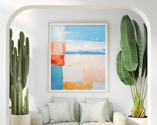 סלון בהיר ומודרני עם קשת כולל ספה בצבע בז' המודגשת על ידי כריות ירוקות חיוורות. מעל הספה תלויה תמונה לחדר שינה בעיצוב אבסטרקטי שקיעה בים נוסח קוביזם, מציגה גווני כחול, כתום ובז' בשקיעה מופשטת ליד הים בסגנון קוביזם. צמחים ירוקים גבוהים, כולל קקטוסים וזנים רחבי עלים, מעטרים את שני צידי הספה.