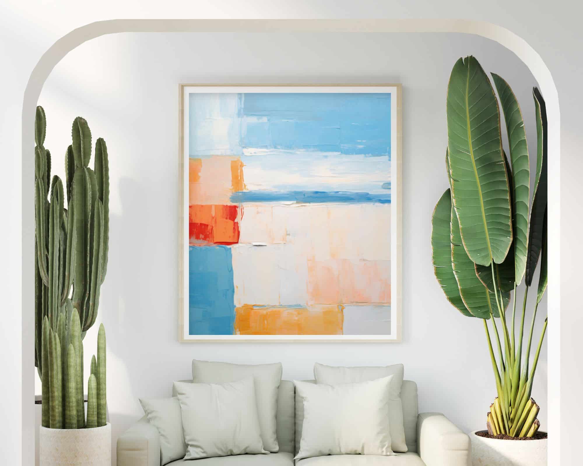 9317mo1 סלון בהיר ומודרני עם קשת כולל ספה בצבע בז' המודגשת על ידי כריות ירוקות חיוורות. מעל הספה תלויה תמונה לחדר שינה בעיצוב אבסטרקטי שקיעה בים נוסח קוביזם, מציגה גווני כחול, כתום ובז' בשקיעה מופשטת ליד הים בסגנון קוביזם. צמחים ירוקים גבוהים, כולל קקטוסים וזנים רחבי עלים, מעטרים את שני צידי הספה.