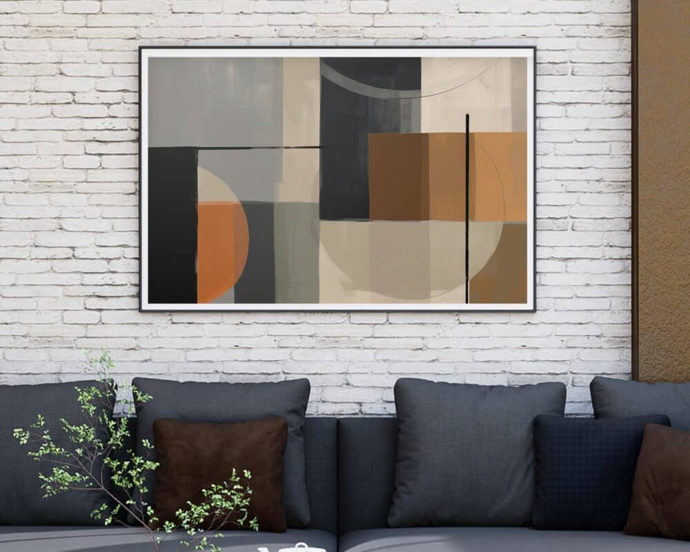 ציור ממוסגר ותלוי בשם "תמונה מעל הספה ומשרד נוסח אבסטרקט מלבנים וקווים בגווני חום" ובו צורות גיאומטריות בגווני אפור, שחור, חום וכתום מעטר קיר לבנים לבן. מתחת ליצירת האמנות המופשטת המודרנית יש ספה אפורה כהה מעוטרת עם מגוון כריות חומות ואפורות, משלימות עציץ.