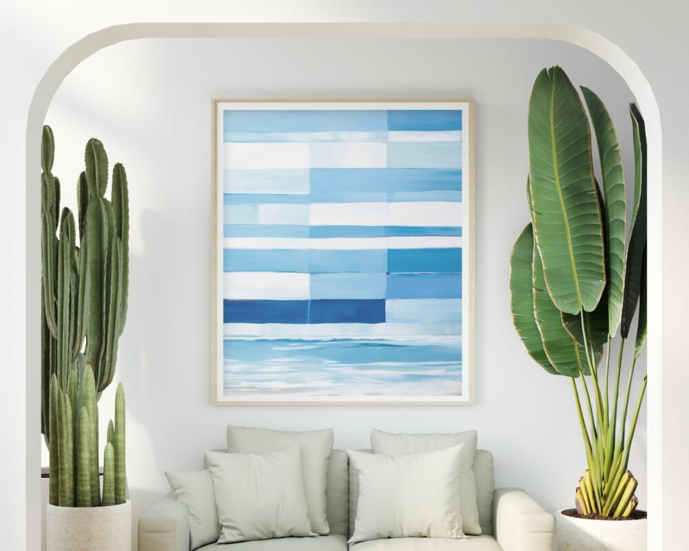חלל מגורים מודרני כולל "תמונה לחדר שינה נוסח אבסטרקטי גליים מקווקווים" גדול עם דוגמאות מלבניות כחול ולבן על הקיר. מתחת לציור ספה בהירה עם כריות בהירות. השטח מוקף בקקטוסים ירוקים גבוהים משמאל ועלי בננה ירוקים גדולים מימין.