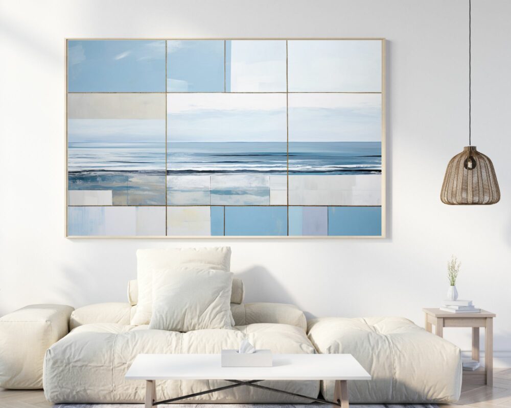 סלון מינימליסטי כולל צבע גדול בסגנון רשת שכותרתו "תמונה נוסח אבסטרקט לחדר שינה מעליטה חוף ים עם גלים ועים" על הקיר, המתאר נוף אוקיינוס בגווני כחול ולבן. מתחת ליצירת האמנות ממוקמים ספה לבנה ומרופדת ושולחן קפה. מנורת תליון נצרים תלויה מהתקרה.