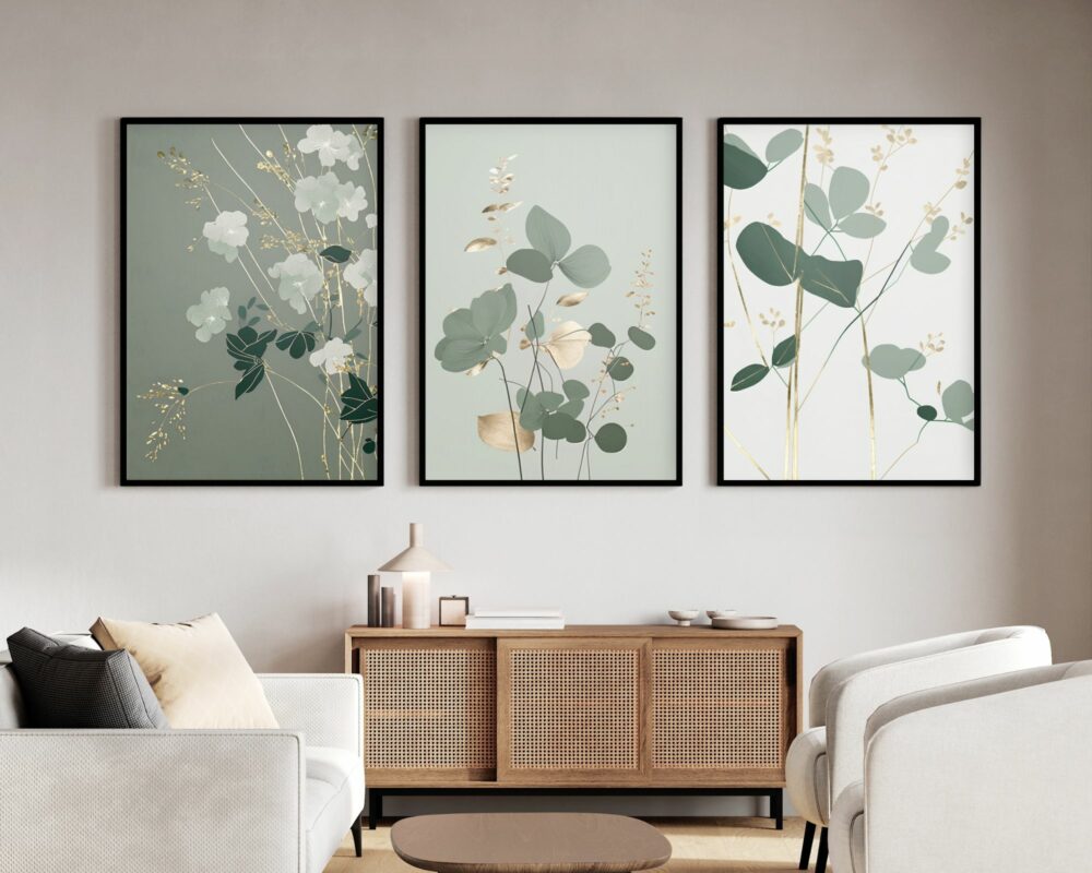 סלון מודרני מציג שלושה דגמים בוטניים ממוסגרים מקולקציית "שלישי פוסטרים לחדר סגנון עיצוב מינימליסטי פרחים בירוק מרווה לבן וזהב", בעלות גווני ירוק ובז' בהירים על הקיר. מתחת, קרדנזה מעץ עם מבטאים נצרים בהירים משלימה את התפאורה. שתי כורסאות בהירות וספה מקיפות שולחן קפה קטן מעץ.