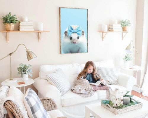 ⁦קיפוד בייבי עם פפיון על רקע תכלת⁩ – תמונה ⁦2⁩