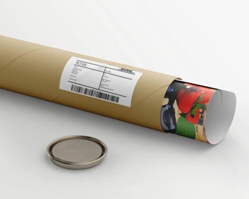 ⁦תמונה לפינת אוכל ולמטבח בסגנון רטרו אישה ותותים על רקע אדום⁩ – תמונה ⁦5⁩