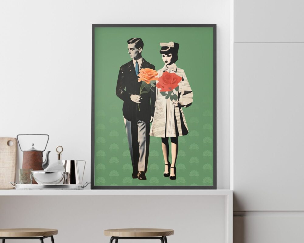 יצירת אמנות ממוסגרת שכותרתה "תמונה לפינת אוכל נוסח רטרו זוג אוהבים על רקע ירוק" יושבת על משטח מטבח, ומציגה גבר בחליפה ואישה בשמלה בהדפס עיתון עם קשת, שניהם אוחזים בפרחים כתומים ואדומים בהירים. הרקע כולל דפוסים ירוקים עדינים, בעוד פריטי מטבח שונים נמצאים בקרבת מקום.