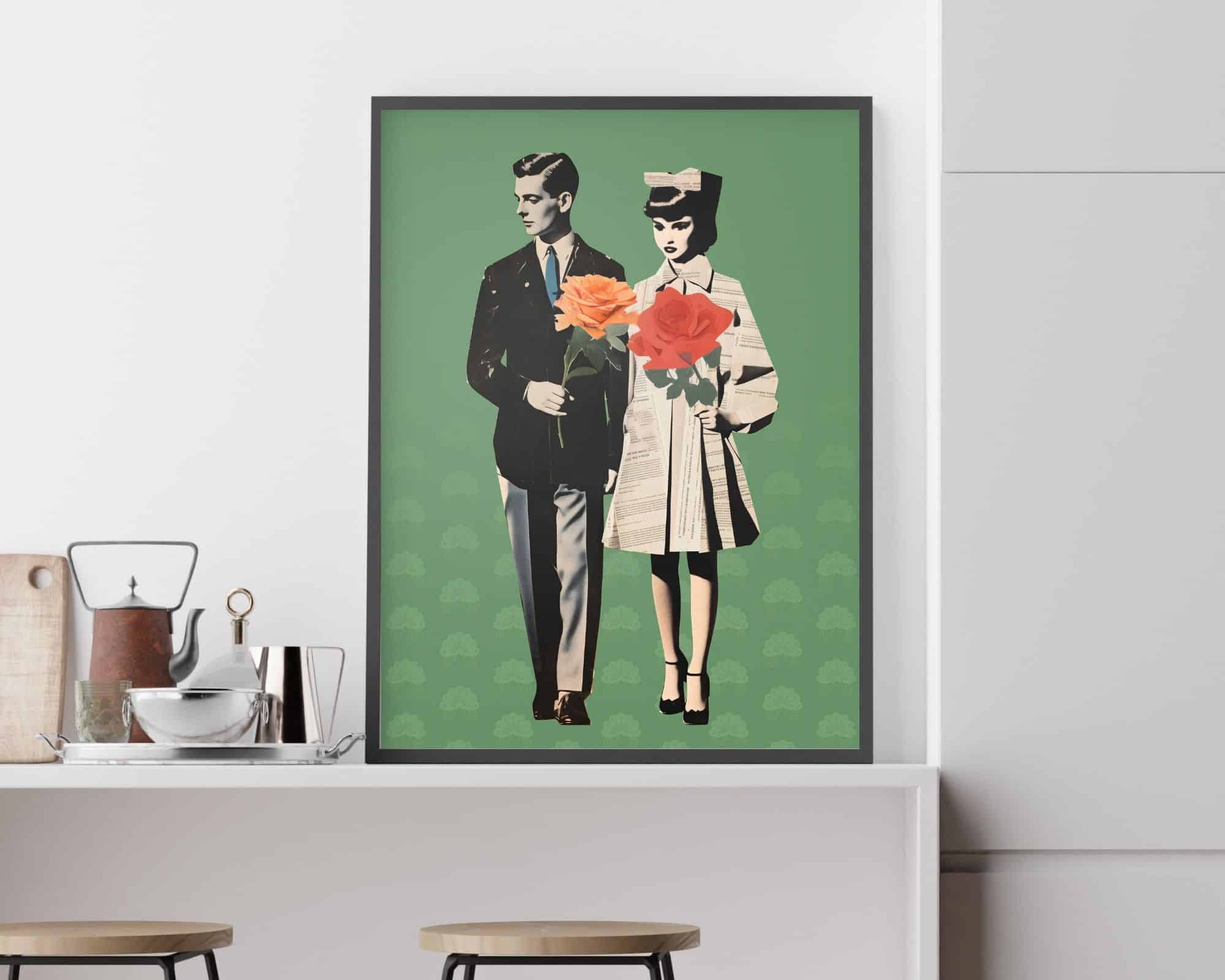 2423mo1 יצירת אמנות ממוסגרת שכותרתה "תמונה לפינת אוכל נוסח רטרו זוג אוהבים על רקע ירוק" יושבת על משטח מטבח, ומציגה גבר בחליפה ואישה בשמלה בהדפס עיתון עם קשת, שניהם אוחזים בפרחים כתומים ואדומים בהירים. הרקע כולל דפוסים ירוקים עדינים, בעוד פריטי מטבח שונים נמצאים בקרבת מקום.