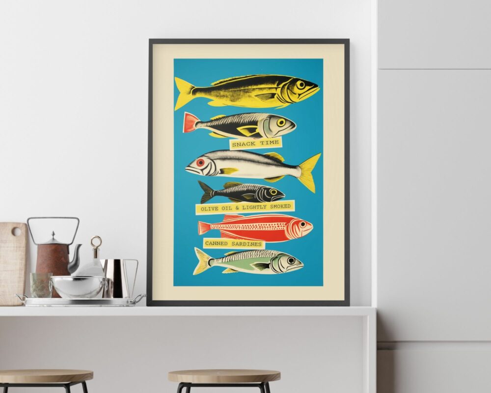 פוסטר ממוסגר מעל דלפק במטבח מתאר דגים צבעוניים שונים המסומנים במילים כמו "זמן חטיף", "שמן זית ועישון קל" ו"סרדינים משומרים". זה חלק מהתמונה למטבח ולפינת אוכל נוסח קולאז' רטרו סרדינים צבעוניים על רקע תכלת דגם א'. מתחת, יש פריטי מטבח כמו קומקום, צנצנת וכלים על השיש, עם שני שרפרפי עץ.
