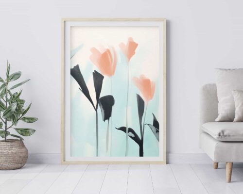 יצירת אמנות עם מסגרת עץ בשם "תמונה לחדר שינה בעיצוב מושפט של פרחים על רקע תכלת" מציגה פרחים מינימליסטיים בסגנון צבעי מים בוורוד רך ושחור על רקע כחול בהיר. המוצר מוצג מונח על רצפה לבנה ונשען על קיר אפור בהיר, ולצדו נראים חלקית עציץ וספה בצבע בז'.