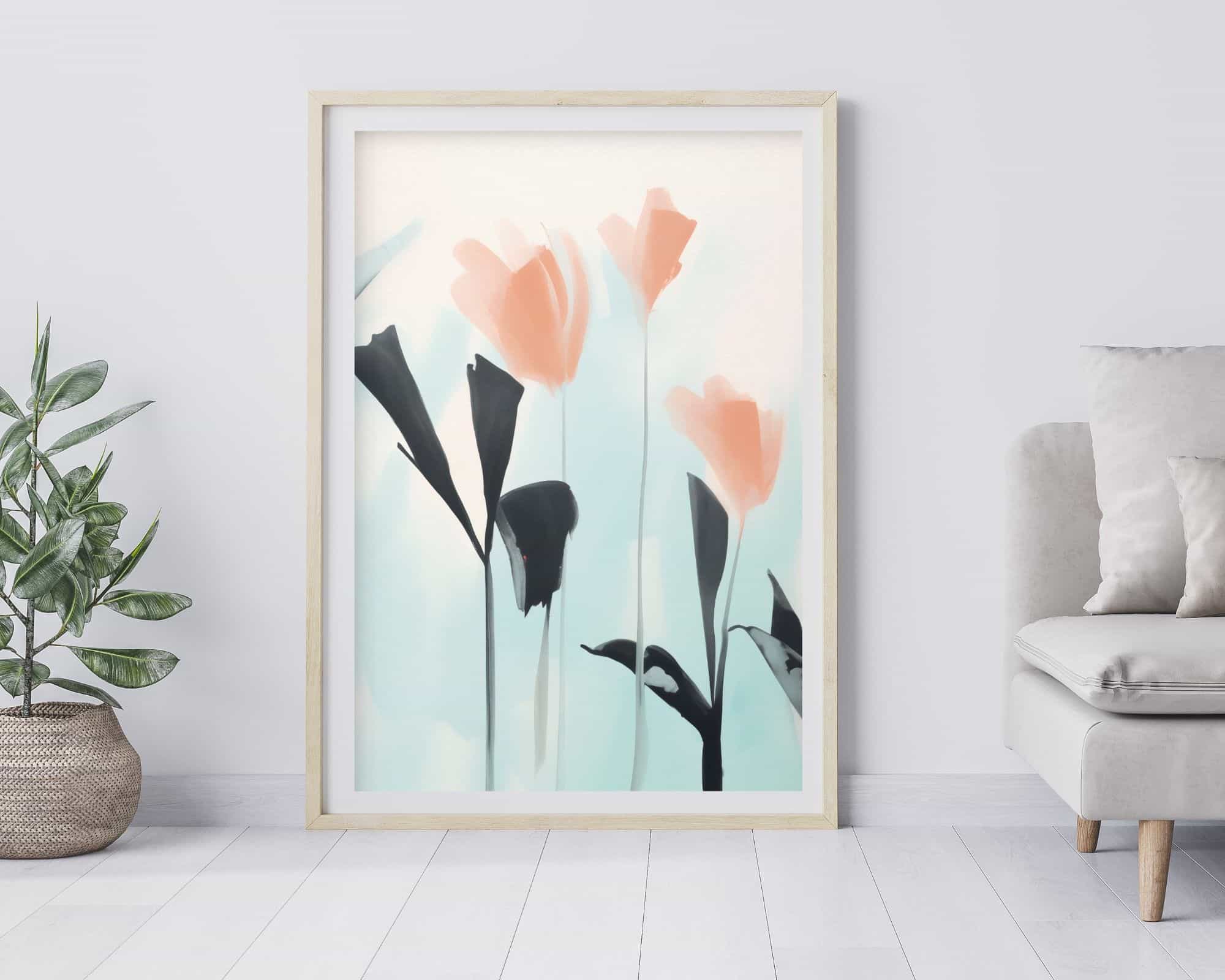 2449mo1 יצירת אמנות עם מסגרת עץ בשם "תמונה לחדר שינה בעיצוב מושפט של פרחים על רקע תכלת" מציגה פרחים מינימליסטיים בסגנון צבעי מים בוורוד רך ושחור על רקע כחול בהיר. המוצר מוצג מונח על רצפה לבנה ונשען על קיר אפור בהיר, ולצדו נראים חלקית עציץ וספה בצבע בז'.