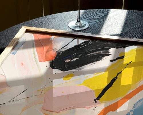 ⁦תמונה לפינת אוכל בעיצוב אבסטרקט משיכות מכחול צבעוניות⁩ – תמונה ⁦5⁩