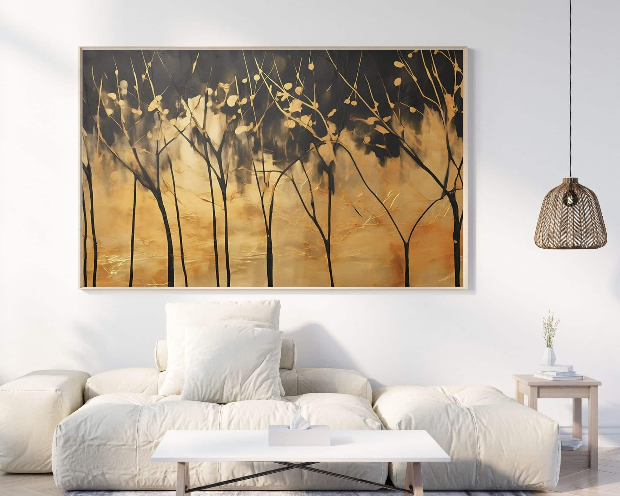 2455mo1 סלון מודרני הכולל את התמונה מעל הספה נוסח אבסטרקט עצים על רקע זהב, ציור מופשט גדול בגווני זהב ושחור המתאר ענפי עצים ועלים. בחדר יש ספה לבנה עם כריות קטיפה, שולחן קפה לבן, פנס תליון נצרים ושולחן צד קטן עם אגרטל וצמח.