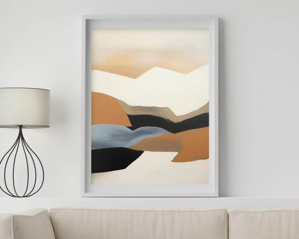 ציור מופשט ממוסגר שכותרתו "תמונה למשרד נוסח אבסטרקט נוף הרים בגווני אדמה" תלוי על קיר לבן מעל ספה בהירה. יצירות האמנות מציגות צורות רכות וזורמות בגווני בז', חום, שחור וכחול, הדומים לנוף שליו. מנורה מודרנית עם בסיס תיל עומדת משמאל.