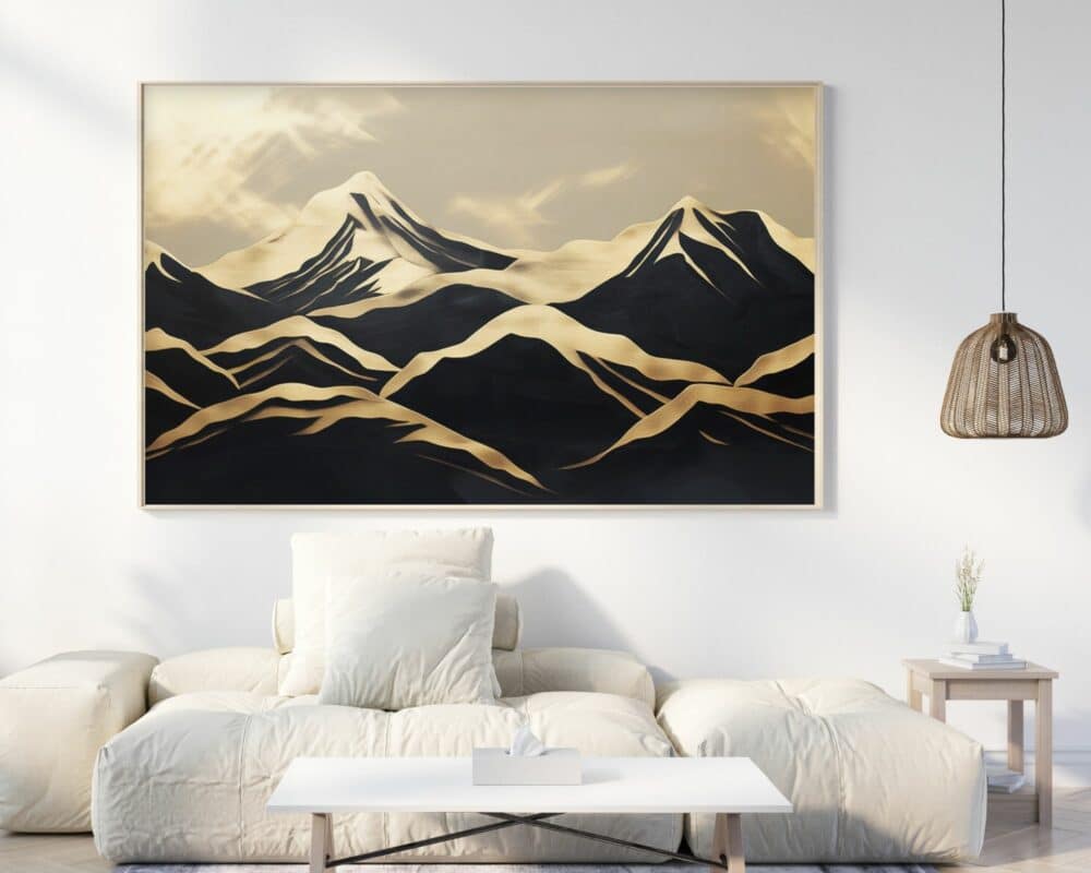 סלון מודרני כולל תמונה מעל הספה נוסח אבסטרקט הרים בצבע שחור וזהב על קיר לבן, מעל ספה קטיפה בצבע בז'. שולחן קפה לבן קטן יושב מול הספה, ותאורת תליון נצרים תלויה מהתקרה. שולחן צד מינימליסטי מחזיק אגרטל עם פרחים.