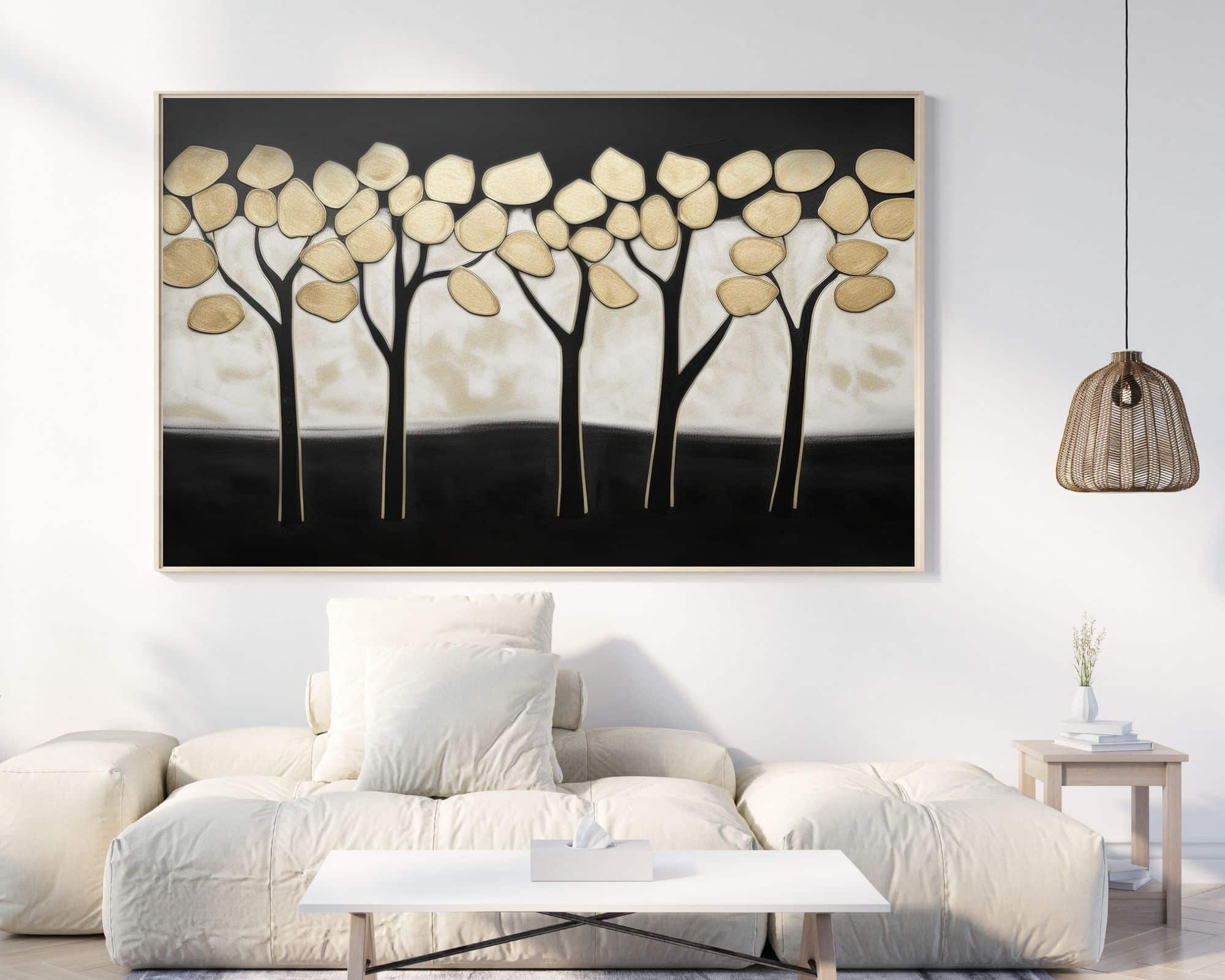 2462mo1 סלון מודרני עם "תמונה מעל הספה נוסח אבסטרקט עצים עם עלים בזהב" תלוי על קיר לבן מעל ספה קטיפה לבנה. החדר כולל גם שולחן קפה לבן, פנס תליון נצרים ושולחן צד קטן עם אגרטל.