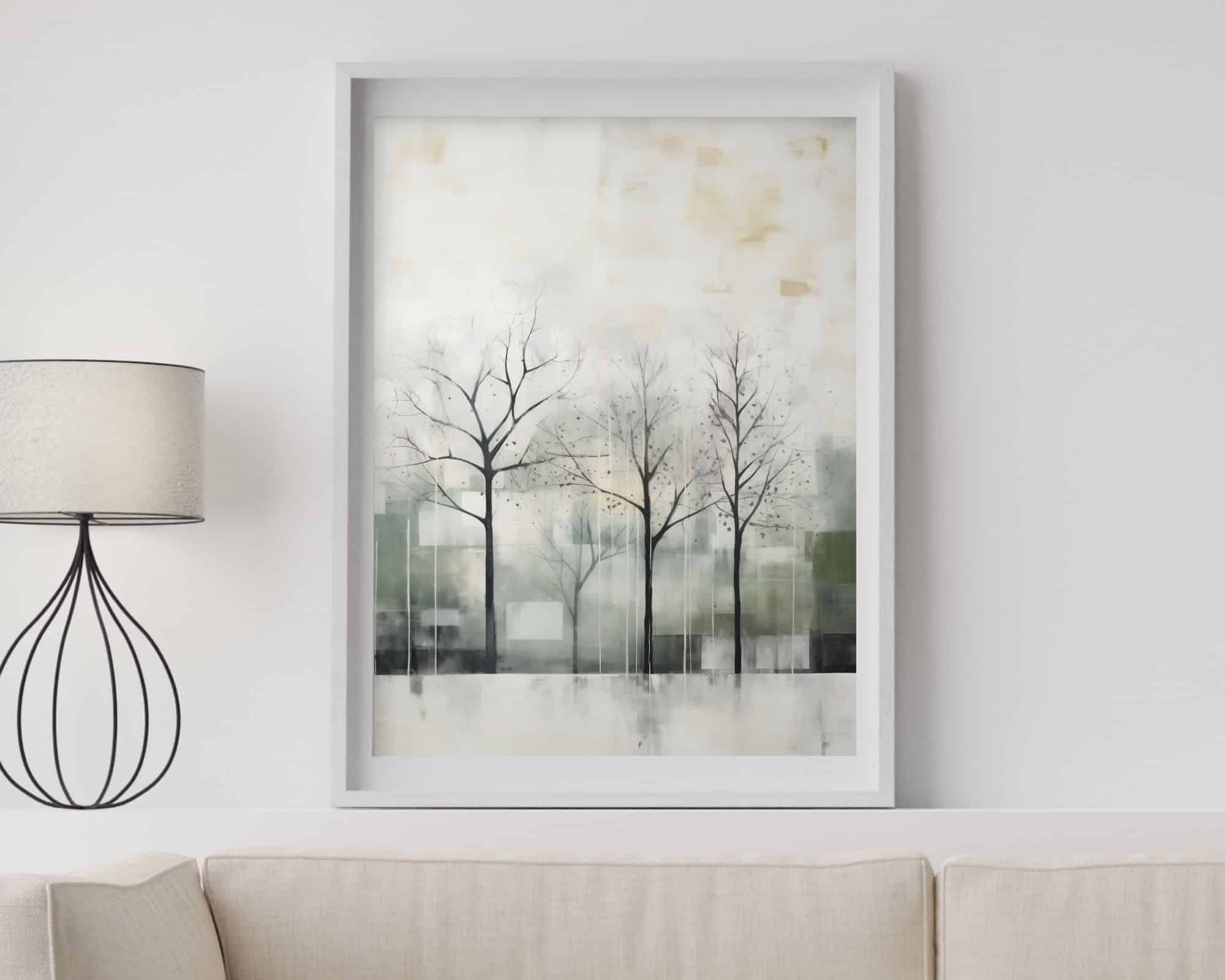 2465mo1 ציור מינימליסטי שכותרתו "תמונה לחדר שינה נוסח אבסטרקט שורה של עצים בירוק עדין" תלוי על קיר לבן מעל ספה בז'. לצד הציור מנורת רצפה מודרנית עם גוון תוף לבן ובסיס מסגרת חוט דק.