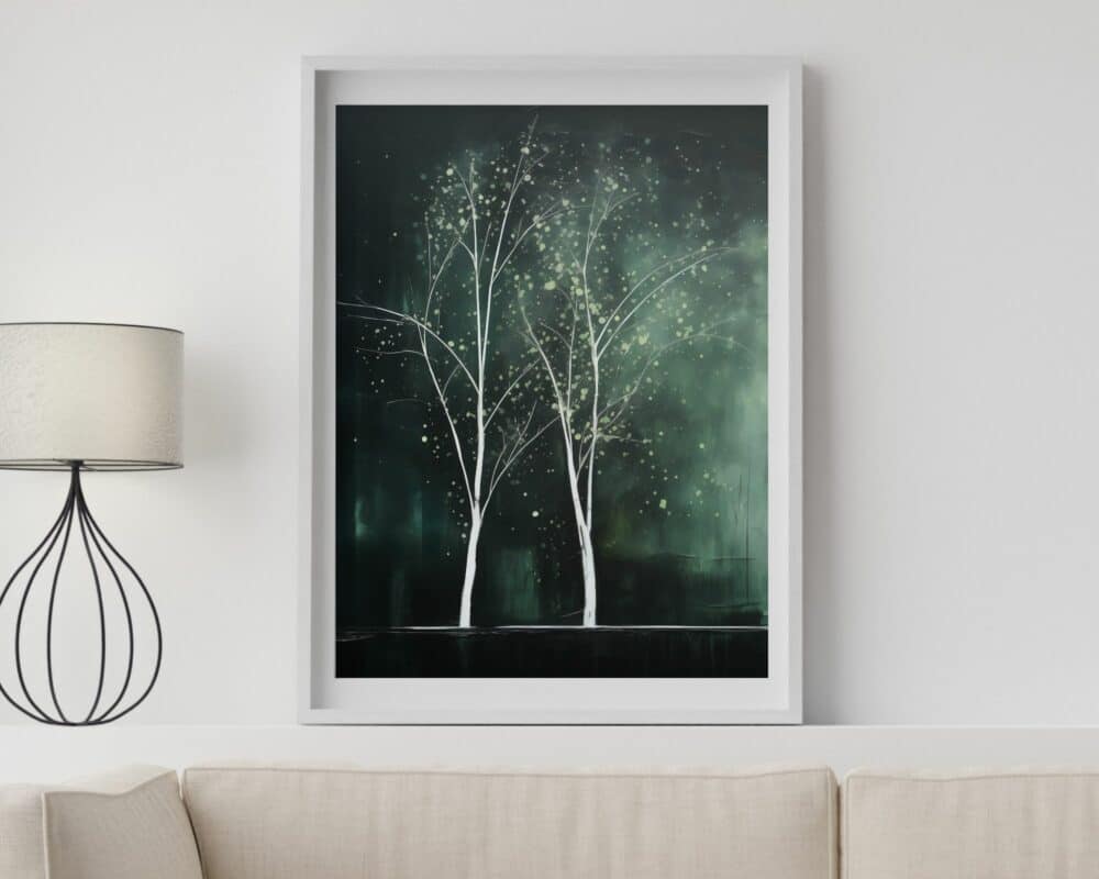 ציור ממוסגר שכותרתו "תמונה למשרד נוסח אבסטרקט עצים לבנים על רקע ירוק", המתאר שני עצים עדינים, לבנים וחסרי עלים על רקע ירוק כהה ומופשט, תלוי על קיר בהיר מעל ספה בז'. מנורת שולחן מודרנית עם עיצוב מסגרת חוט יושבת לצידה.