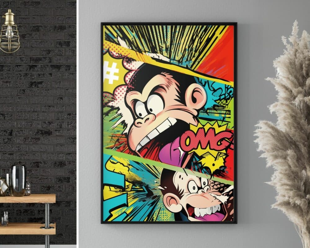 התמונה לחדר נוער קו פופ ארט קומיקס מטורף דגם א' מציגה יצירת אמנות צבעונית בסגנון קומיקס עם דמות קוף מצוירת מוגזמת בהבעות שונות, על רקע תוסס ובועות דיבור. הציור הממוסגר מוצג על קיר אפור ליד קיר מבטא לבנים שחורות ודשא פמפס מיובש.