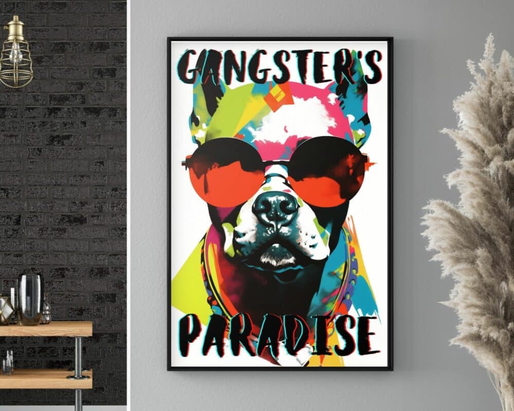 יצירת אמנות תוססת וממוסגרת בשם "תמונה לחדר נוער נוסח פופ ארט פיטבול גנגסטר צבעוני" מקשטת את הקיר, מציגה כלב מסוגנן עם משקפי שמש והטקסט המודגש "GANGSTER'S PARADISE". הכלב מציג דפוסים דינמיים ומופשטים בצבעים חיים. הסצנה חושפת גם חלק מפנים שיק עם צמח וגוף תאורה.