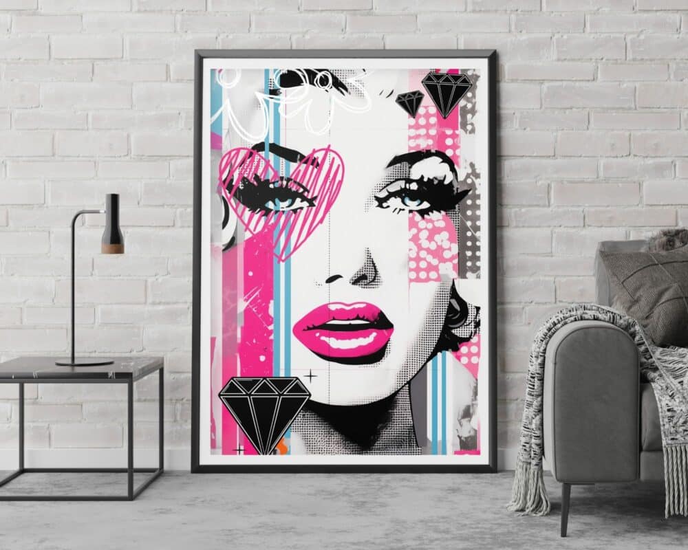 פוסטר פופ ארט ממוסגר בשם "תמונה לחדר נוער נוסח פופ ארט אישה עם שפתון ורוד" מציג פנים של אישה עם שפתיים אדומות מודגשות ואיפור עיניים תוסס על קיר לבנים לבן. לבבות ורודים וצורות יהלומים מונחים על התמונה. החדר כולל ספה ירוקה ושולחן צד שחור קטן עם מנורה.