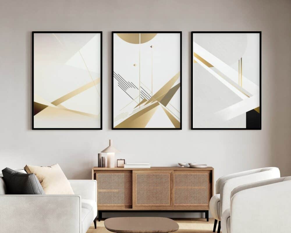 סלון מודרני עם עיצוב מינימליסטי. על הקיר סט של שלושה ציורים גיאומטריים מופשטים בגווני זהב ולבן מקולקציית "שלישיית פוסטרים לחדר שינה נוסח מינימליסטי אלכסון לבן וזהב", ממוסגר בשחור. מתחת לציורים מזנון עץ מעוטר בפריטי נוי. שתי כורסאות לבנות וספה בהירה מקיפות שולחן קפה קטן מעץ.