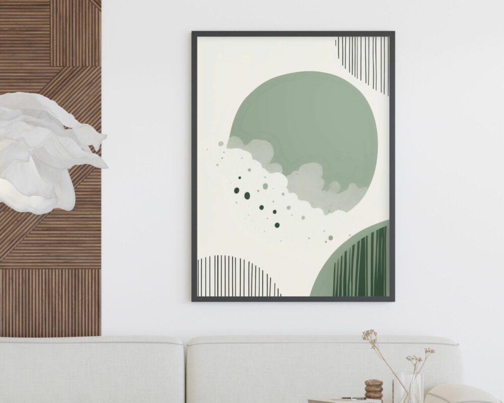 ציור מינימליסטי ממוסגר שכותרתו "תמונה לחדר שינה נוסח מינימליסטי עיגולים וקווים בצבעי ירוק מרווה" כולל עיגול ירקרק גדול עם גוונים ודוגמאות שונות, כולל פסים ונקודות. הוא מוצג על קיר לבן מעל ספה לבנה. החדר כולל קיר מבטא עץ ואגרטל דקורטיבי קטן על הספה.